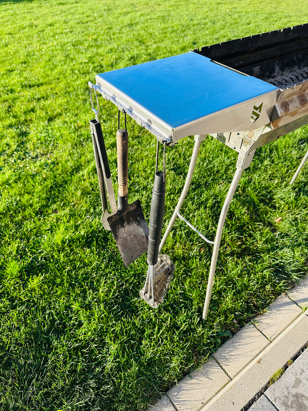 Seitlicher Ablagetisch mit Hacken