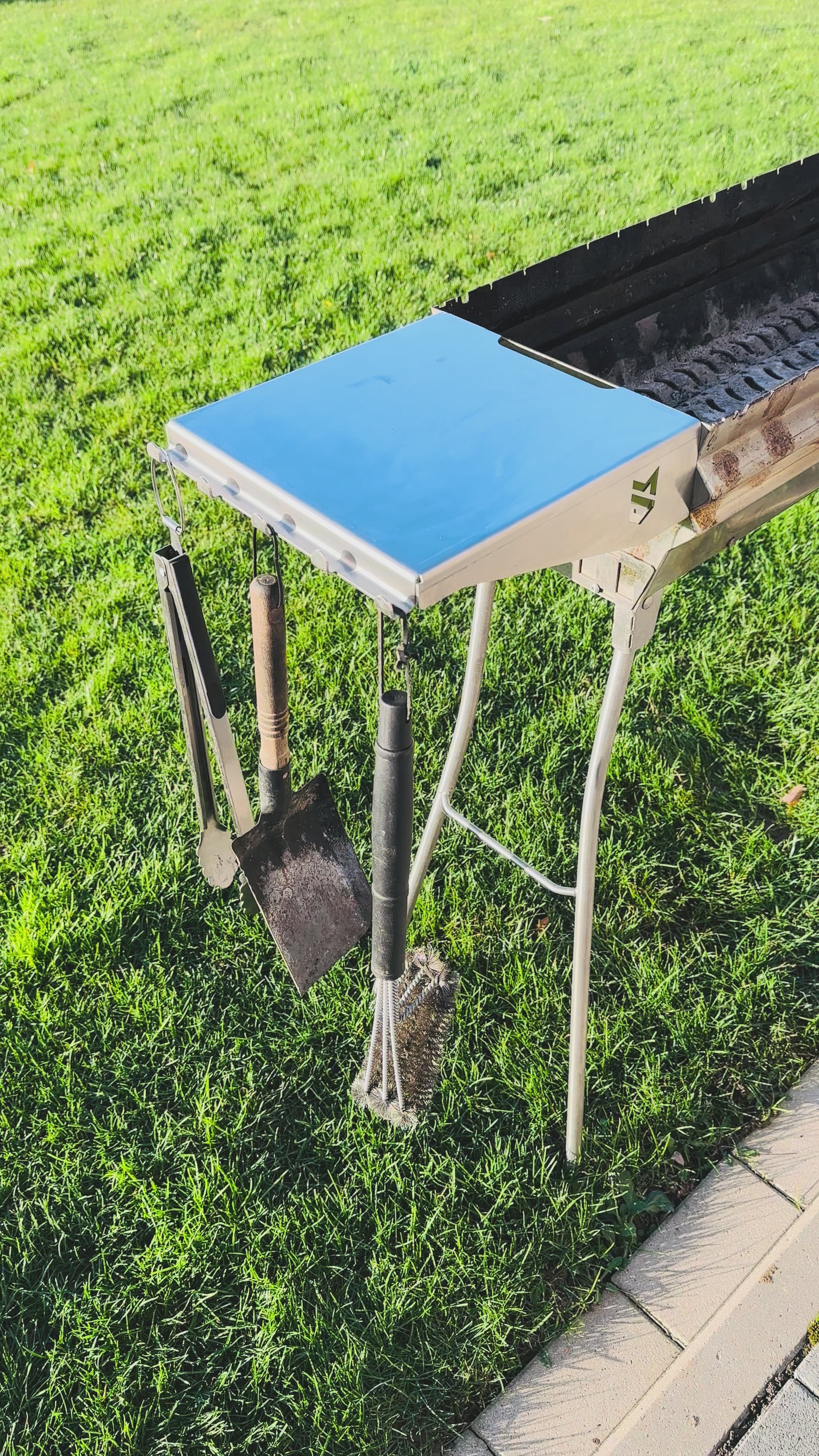 Seitlicher Ablagetisch mit Hacken